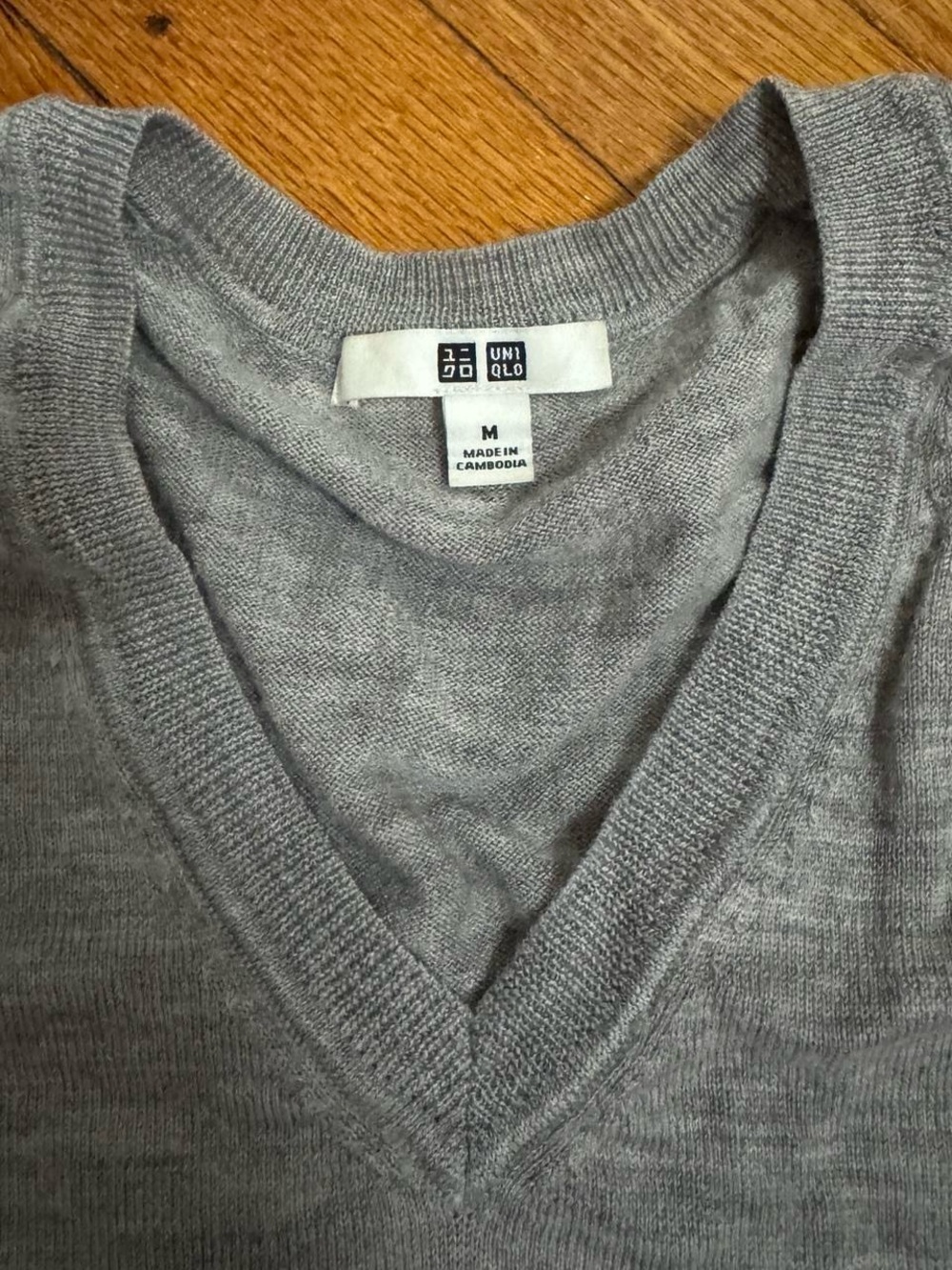 uniqlo perfect v-neck merino wool light sweater!